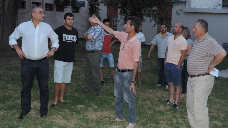 Calvo recorriendo terreno donde se realizara el natatorio