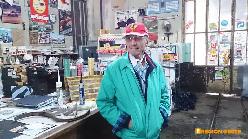La pasión de Carena por los motores y su historia es típica del mundo del automovilismo pionero de nuestra región