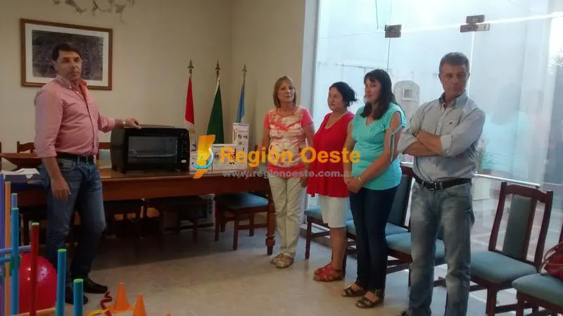 Entrega de materiales a Escuela Especial Entrega de materiales a Escuela Especial