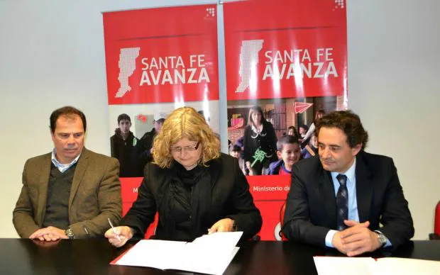 La ministra Balagué durante la última firma de convenio para realizar prácticas profesionalizantes en la localidad de Pérez. (Foto: Prensa Gobierno de Santa Fe)