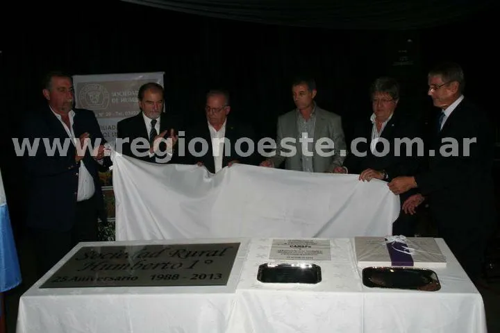 Descubrimiento de placas recordatorias (Foto: Marcos Matuk)