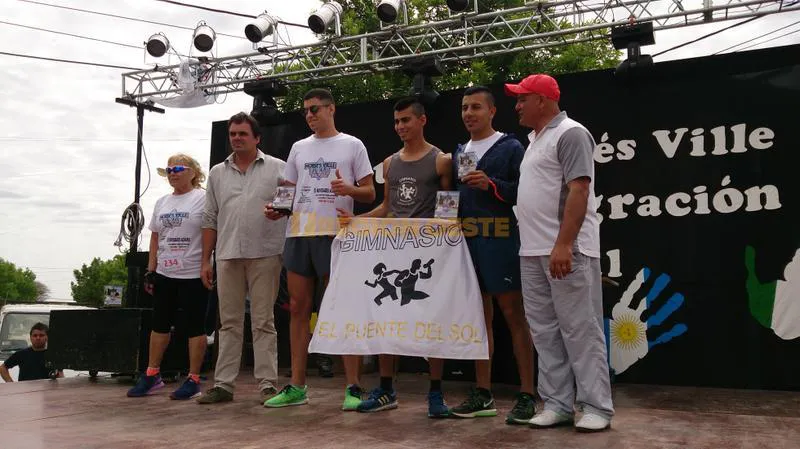Competidores recibiendo sus premios en el escenario 