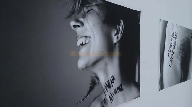 Fotografías explícitas con nombres de víctimas de femicidios