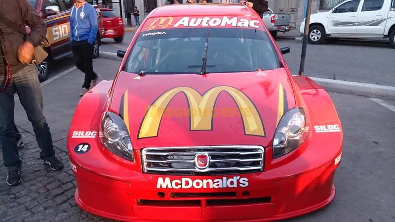 Los autos del TC2000 en el centro de Rafaela la tarde del viernes