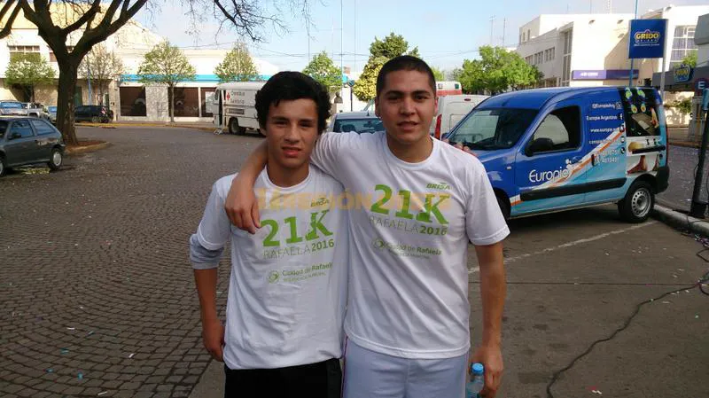 Los ganadores de los 5km, 1º Alejandro Perello (derecha) y 2º Lautaro Mateu