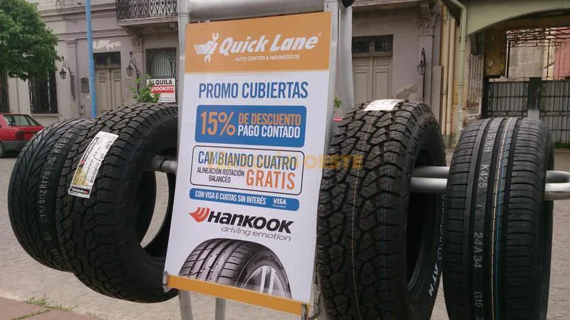 Stand de LONG Automotores en el centro de Rafaela