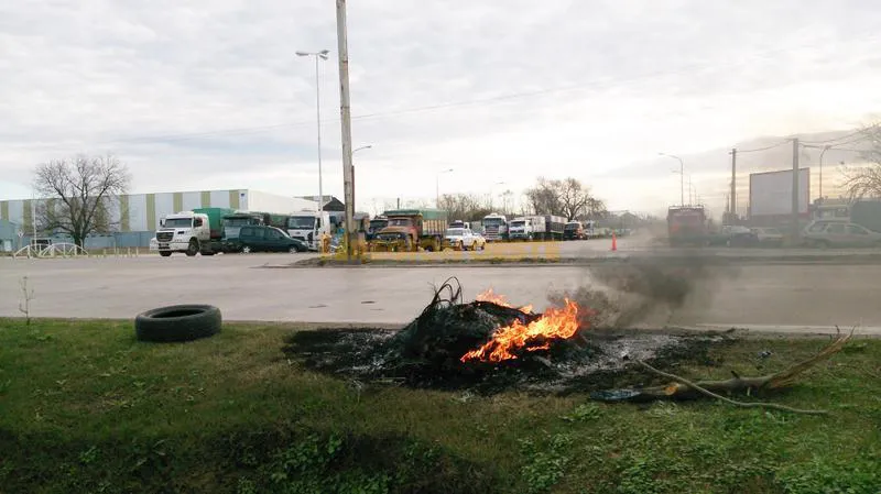 Protesta del transporte de cereales frente a la ruta nacional nº 34 en la ciudad de Rafaela