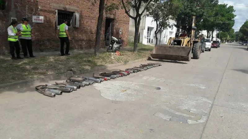 Destrucción de escapes ruidosos en San Vicente