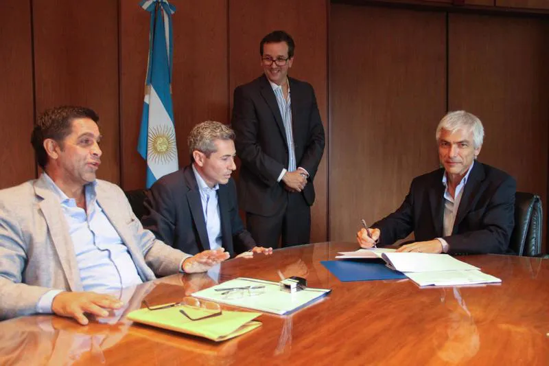 IMG_7454 Guillermo Fiad, presidente ADIF firma acuerdo con ZONIS