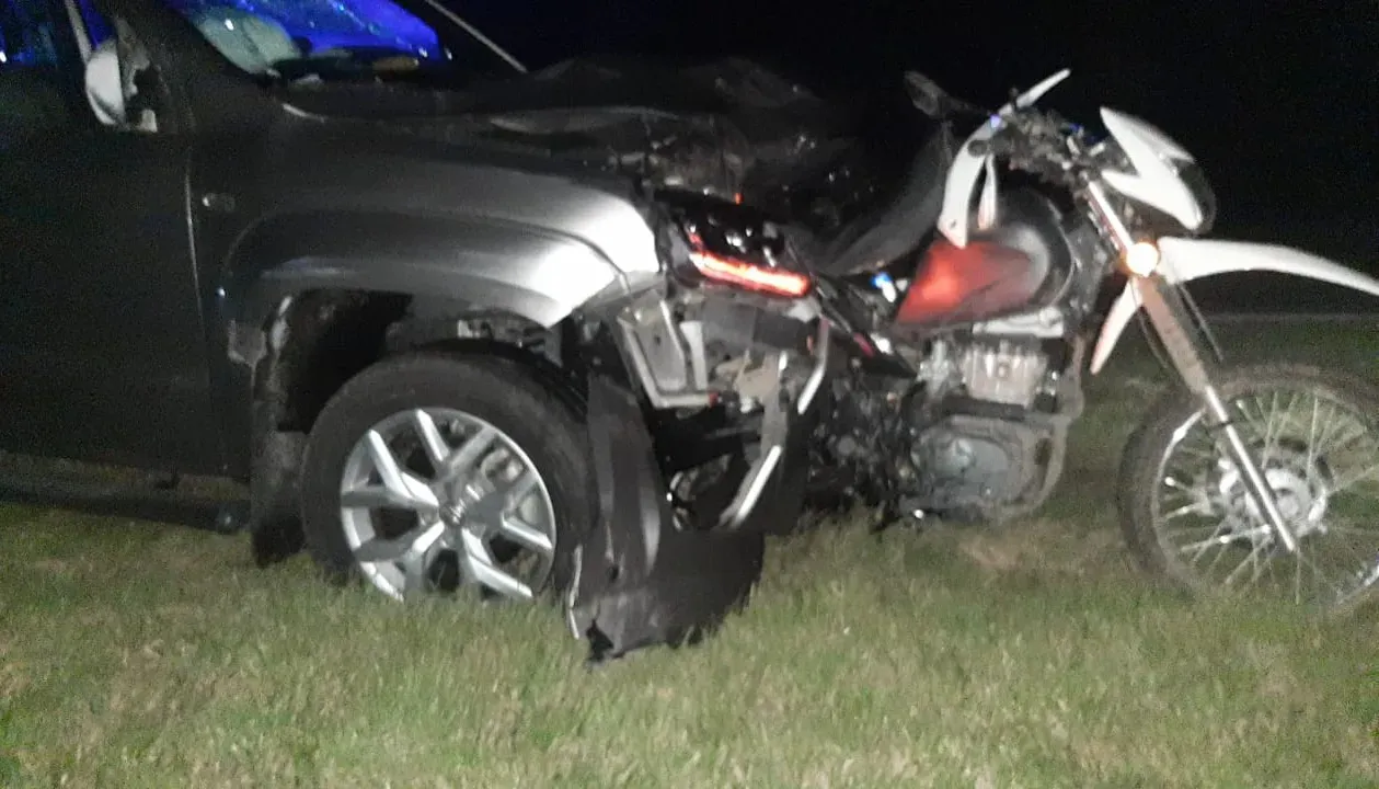 Accidente camioneta moto en San Guillermo