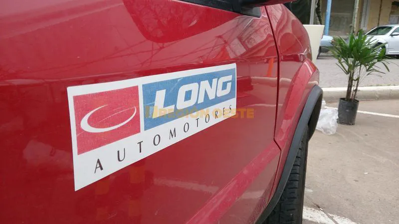 Stand de LONG Automotores en el centro de Rafaela