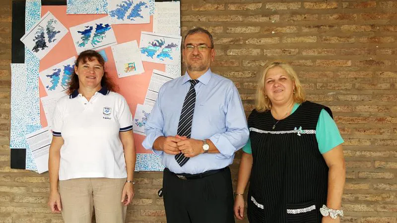 Calvo junto a autoridades de la escuela