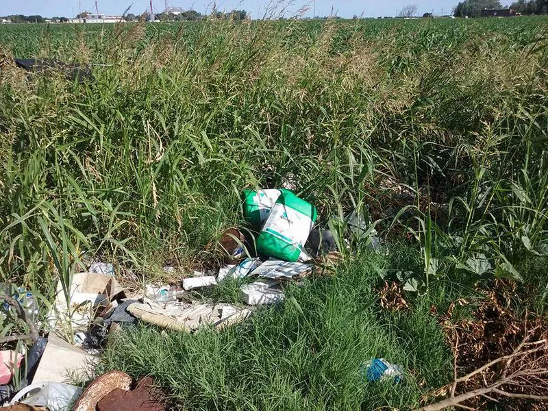 Basural de pesticidas en María Juana