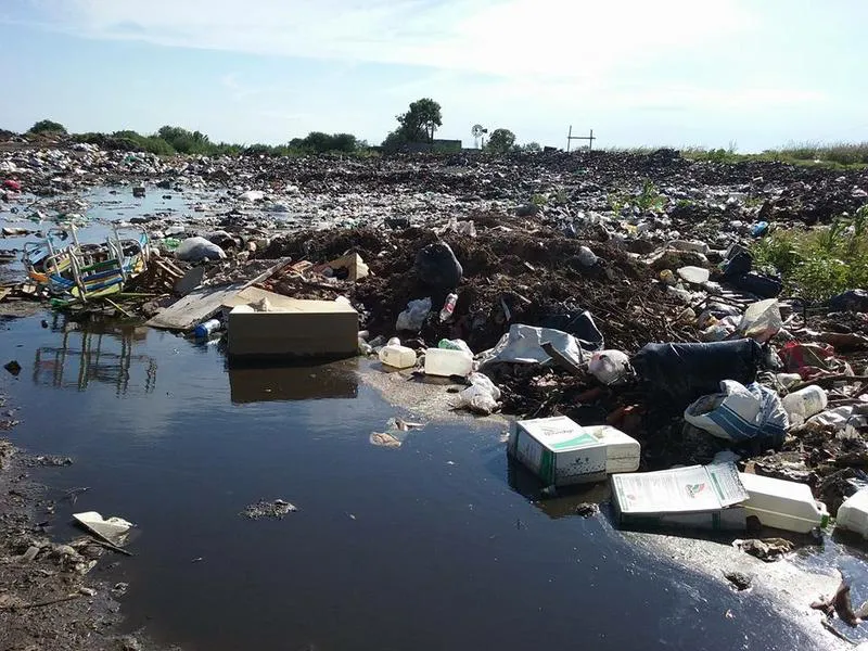 Basural de pesticidas en María Juana