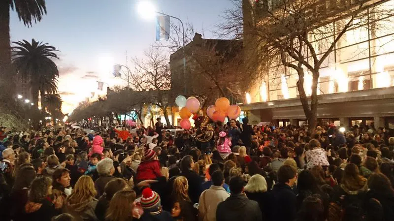 El público observa los fuegos artificiales junto a Babel Orkesta