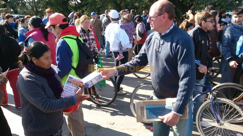 Organizadores repartiendo un litro de leche por persona