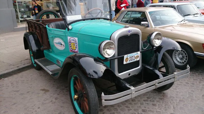 Coches de colección exhibidos antes de la largada 