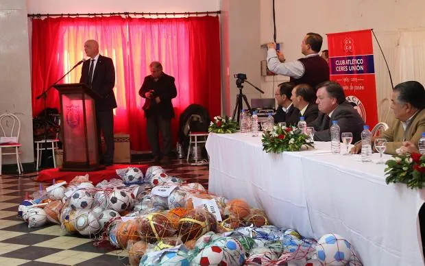 Entrega de aportes para obras y elementos deportivos a instituciones del departamento San Cristóbal. (Foto: Prensa Gobierno de Santa Fe)