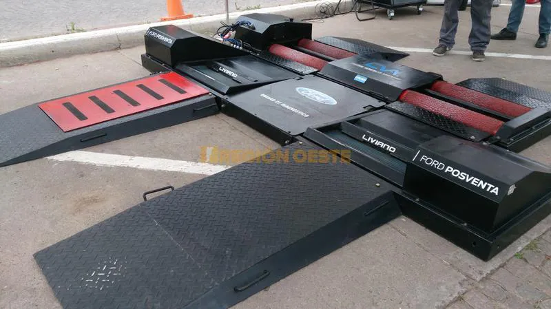 Stand de LONG Automotores en el centro de Rafaela