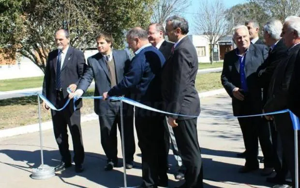 El vicegobernador, el ministro de Obras Públicas y Vivienda, el titular de la DPV y el presidente comunal, durante el corte de cintas. (Foto: Prensa Gobierno de Santa Fe)